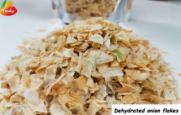 Dehydrated onion flakes