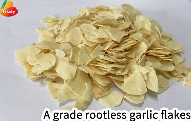 Dehydrated garlic flakes