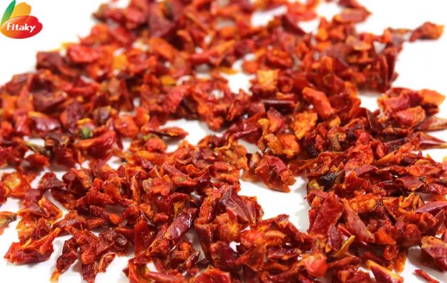 Dehydrated red bell pepper flakes