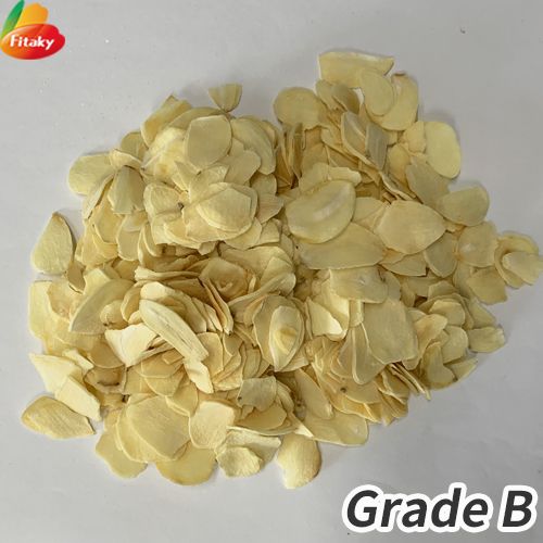 Dehydrated garlic flakes