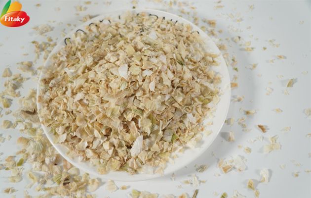 Onion flakes